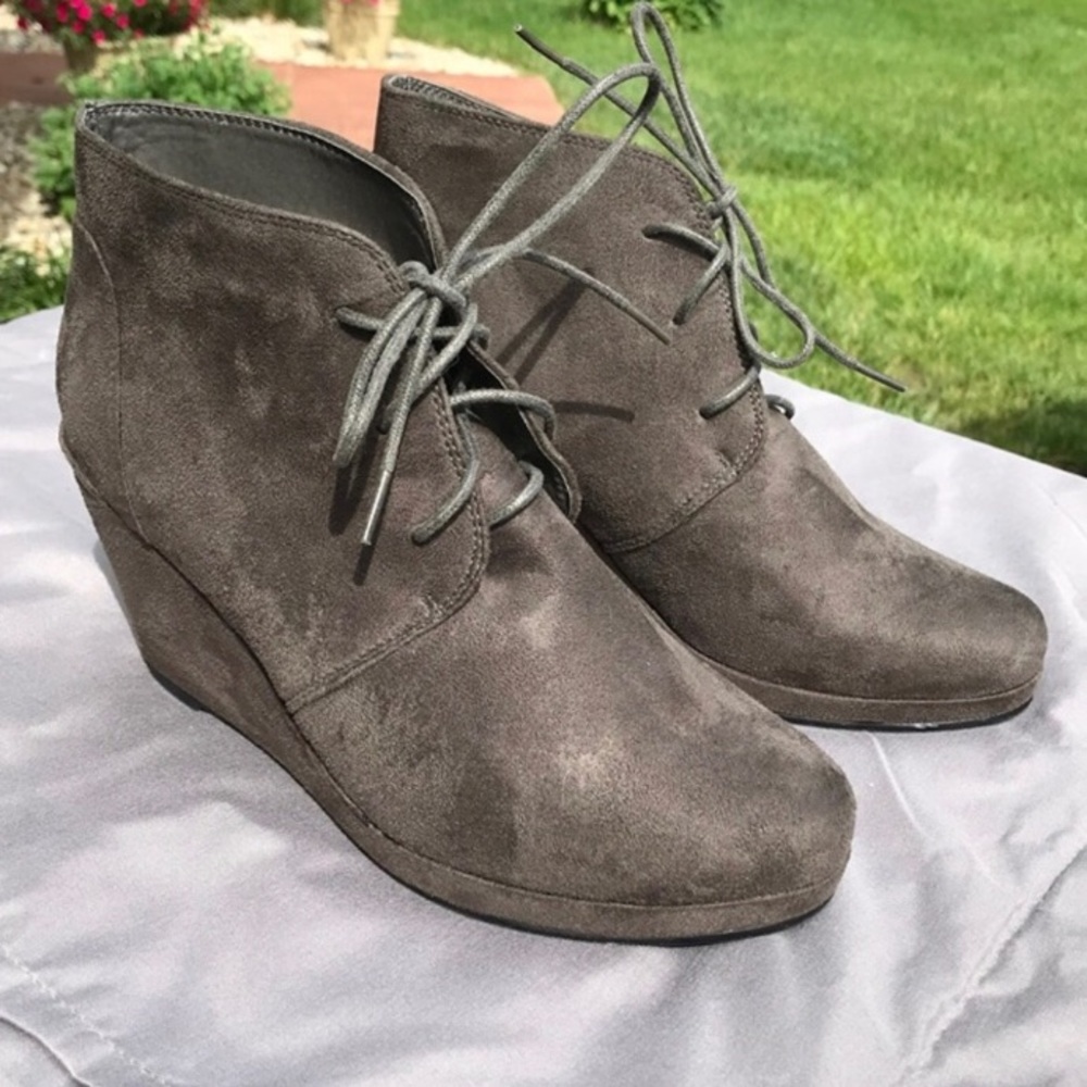 🎉Journee Collection Lace-Up Wedge Bootie